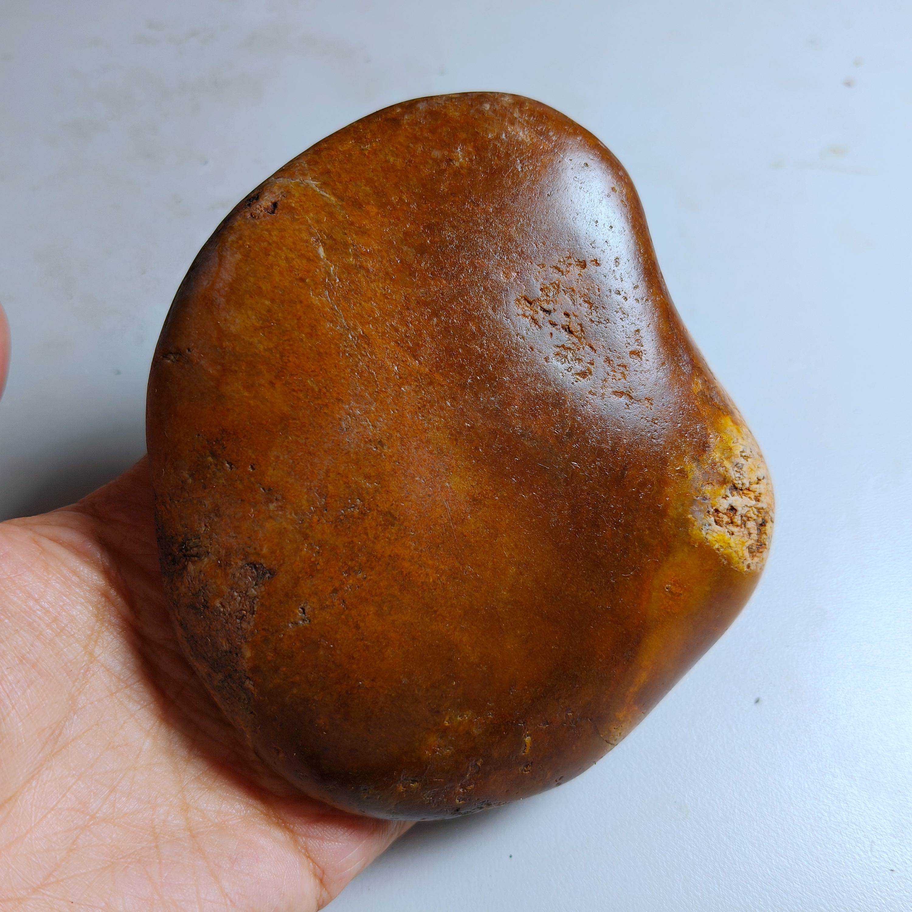 453g新疆和田黄沁籽料原石天然无修真皮鸡油黄籽玉把件牌子