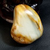 特色饱满顺手把件 117g秋梨皮白玉籽料原石 金色真皮独籽 雕刻料