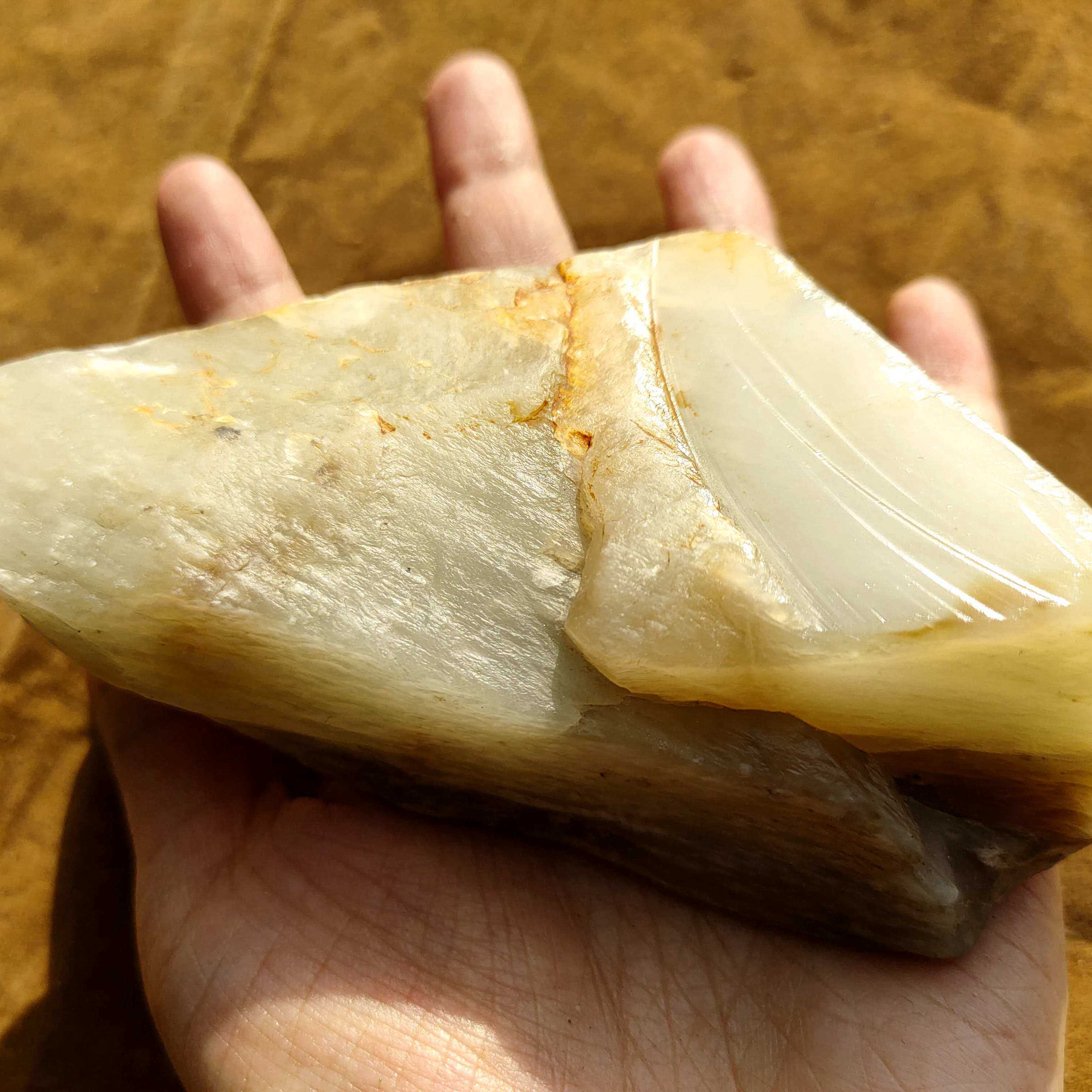 303g新疆和田玉山料原石 且末糖玉开窗牌子料 过灯把件明料