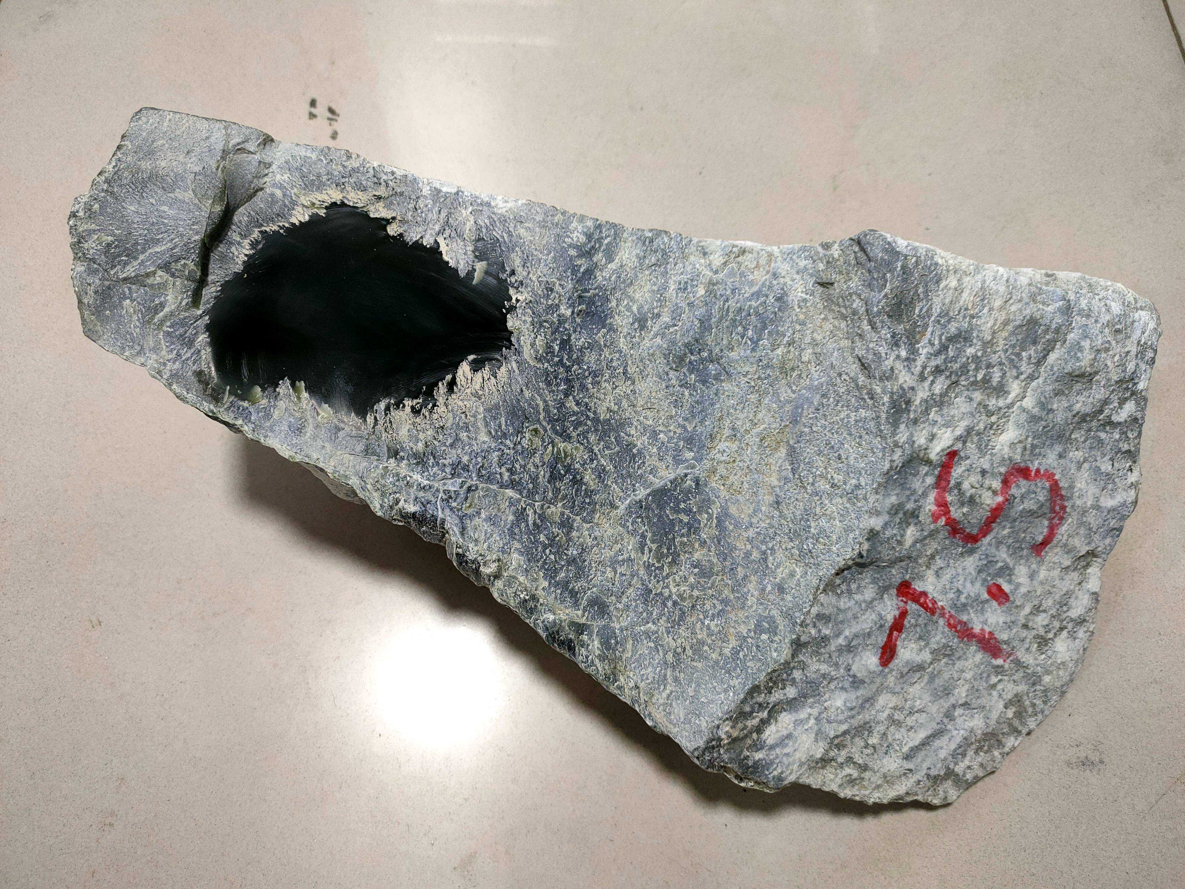 15斤新疆和田玉塔县黑青山料原石