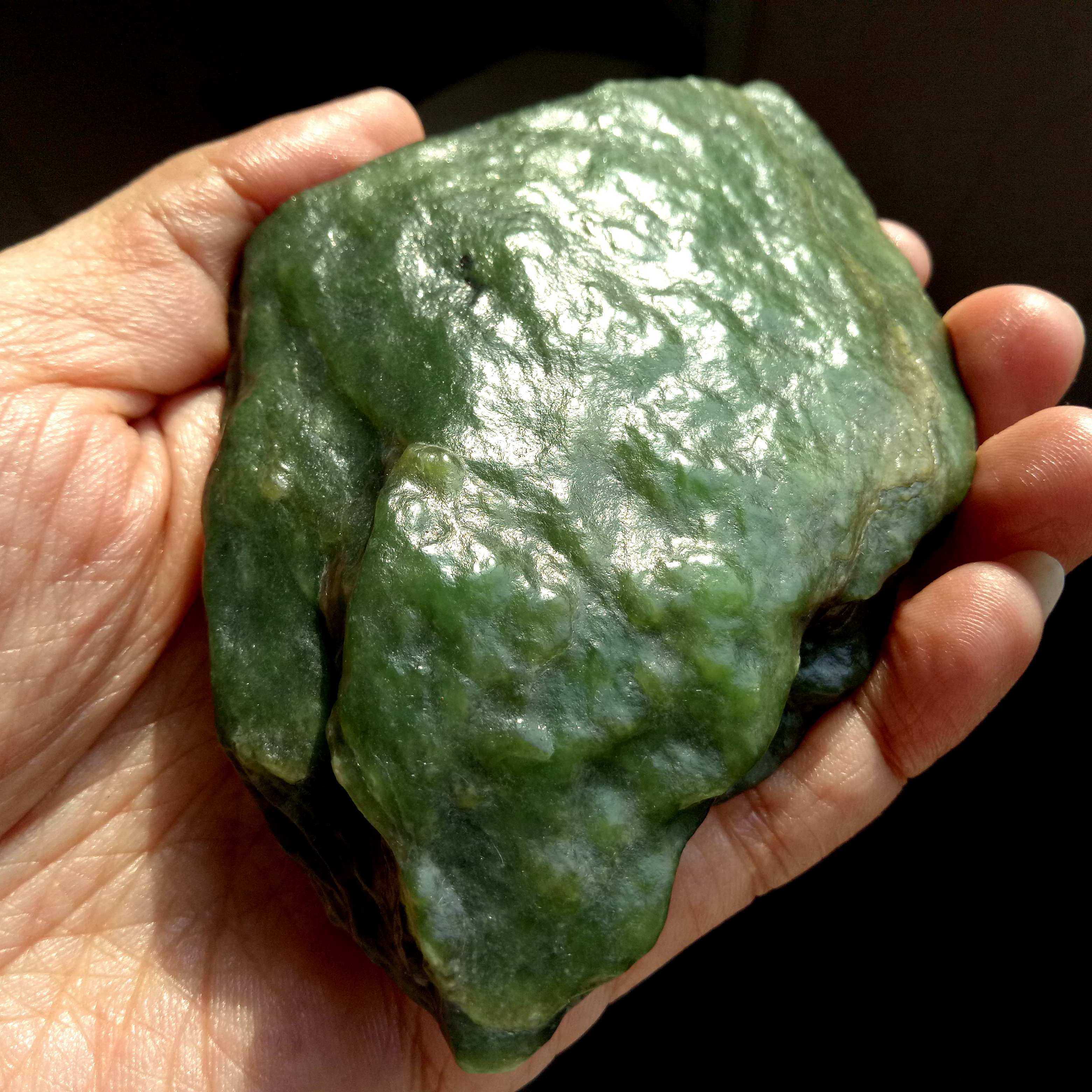 158g碧玉山流水料原石 天然无修菠菜绿碧玉顺手把件 阳绿碧玉