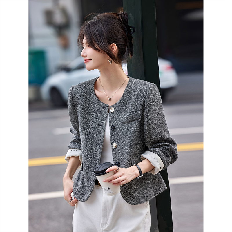 2025年秋季新款气质异色纽扣圆领小香风外套SXWT25221