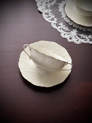 日本Narumi鸣海Helios系列浮雕花瓣描金骨瓷双耳咖啡杯早餐杯碟