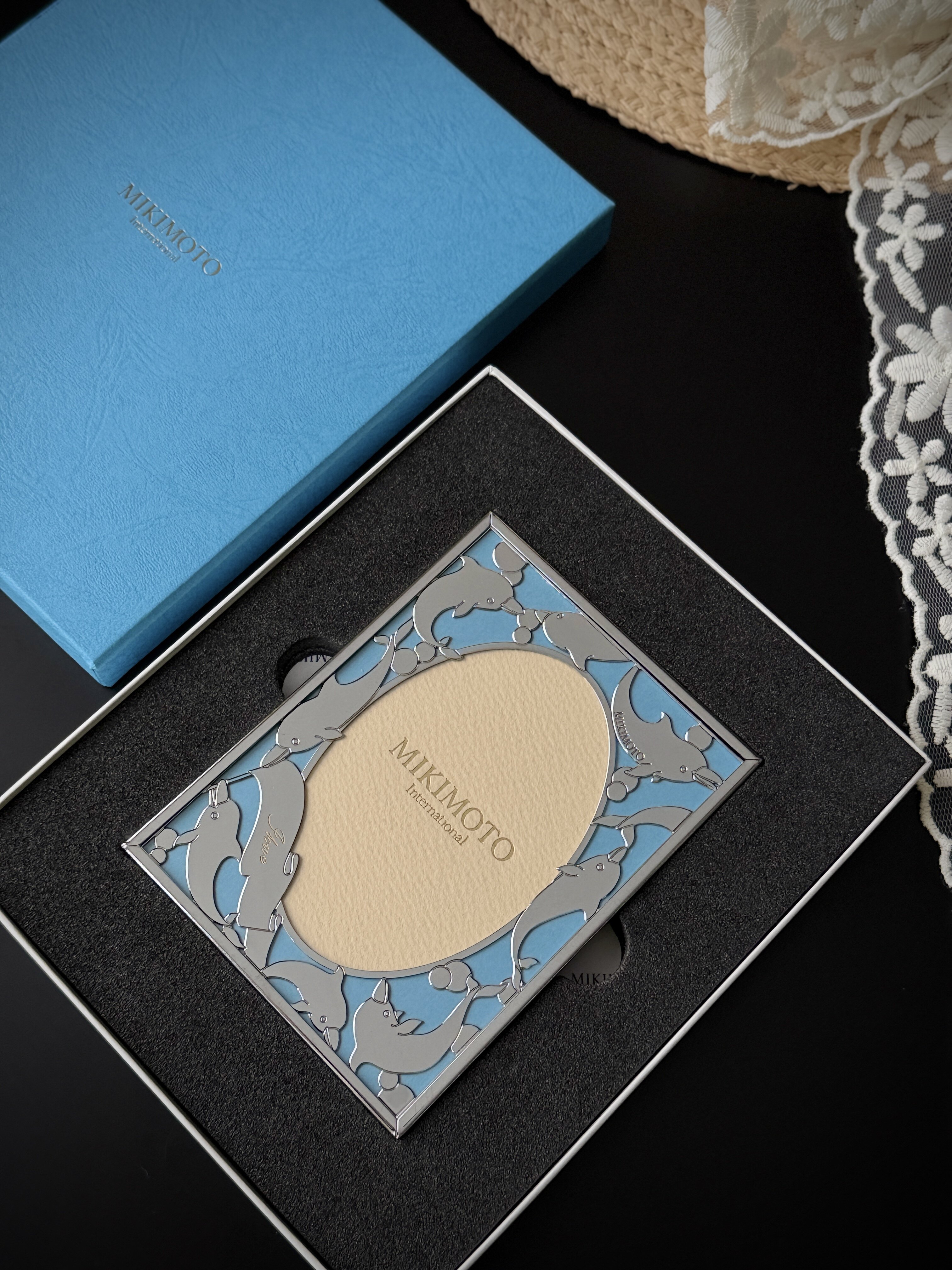 日本MIKIMOTO/御木本金属镂空蓝色海豚相框摆台·中古