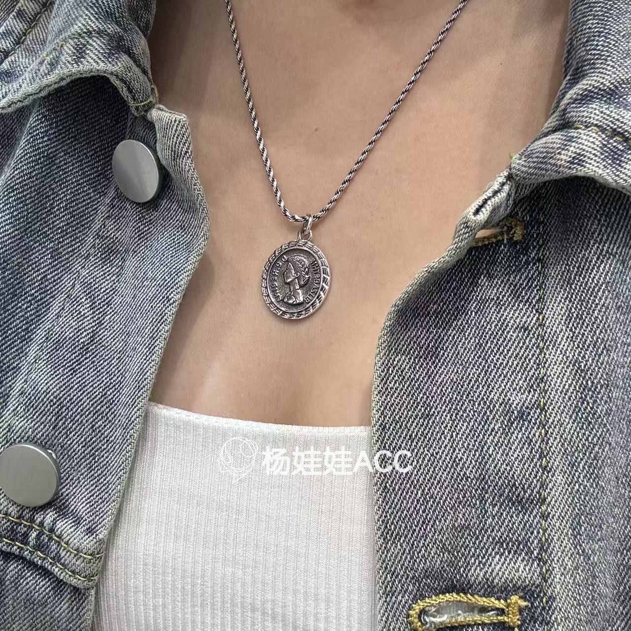 5120710杨娃娃韩国东大门momo新款高级感圆形古典女王头双面项链