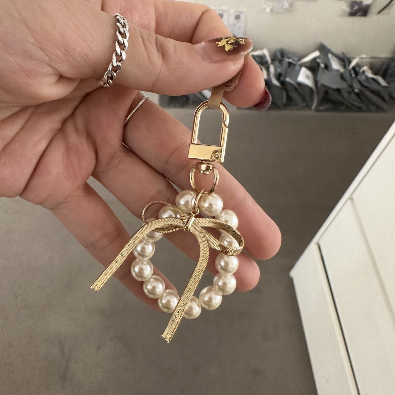 312261韩国东大门珍珠金属蛇骨链蝴蝶结甜美包挂件手机链手机扣