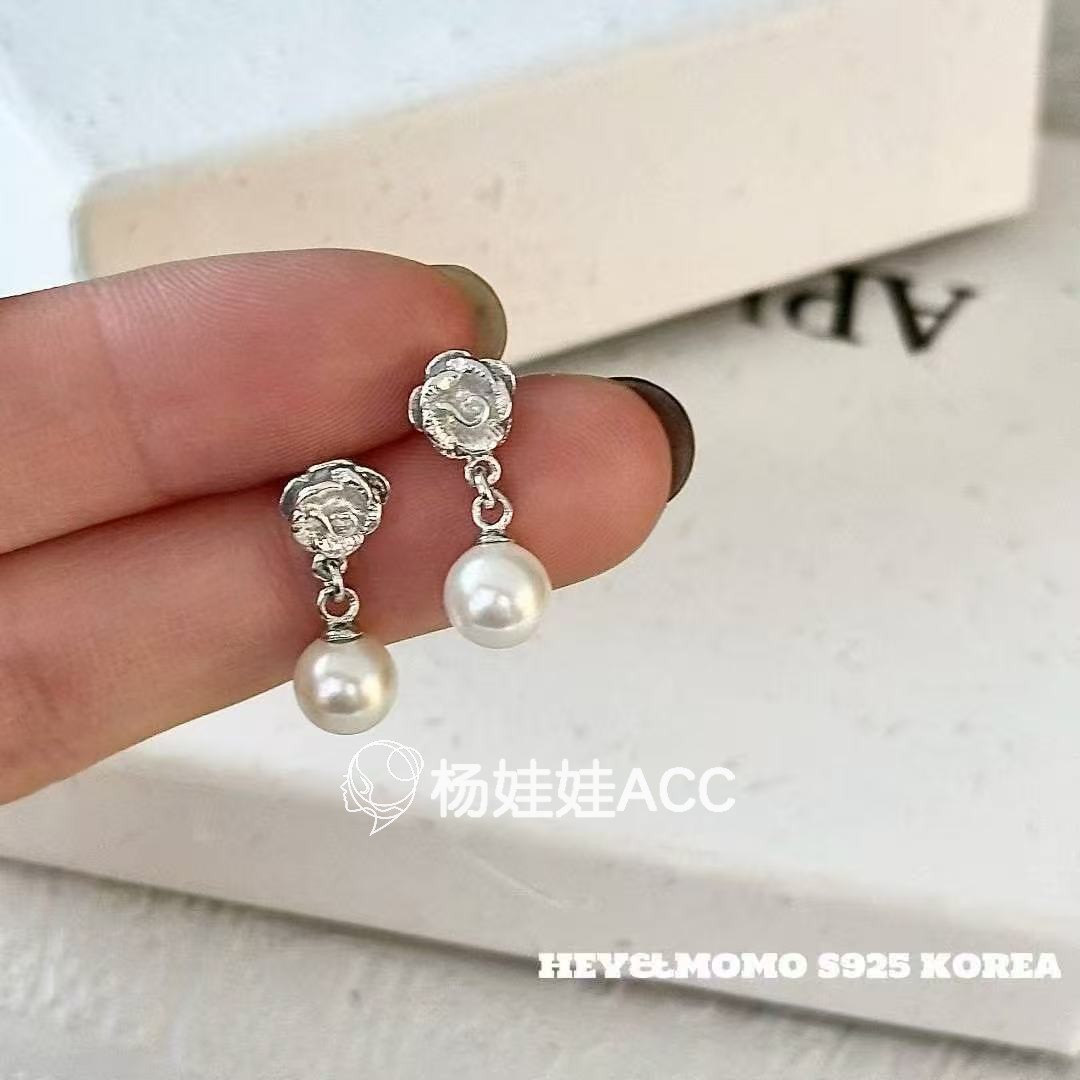 5110904韩国东大门momo通体纯银新款高级感珠珠小花耳钉