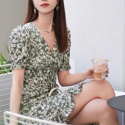 新款v领法式茶歇裙碎花春夏