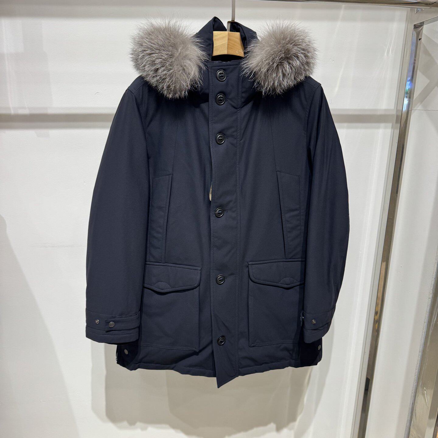 依文男士连帽狐狸毛领中长款保暖加厚藏青色鹅绒羽绒服专柜5680元