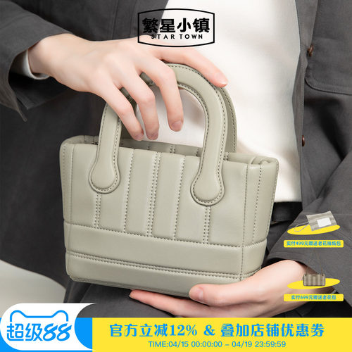 羊皮保持柔软特性，廓形的立体感也很饱满。