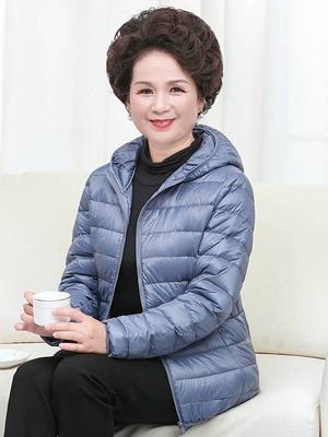 2023中老年人轻薄羽绒服女士胖妈妈装加肥特大码保暖宽松短外套超