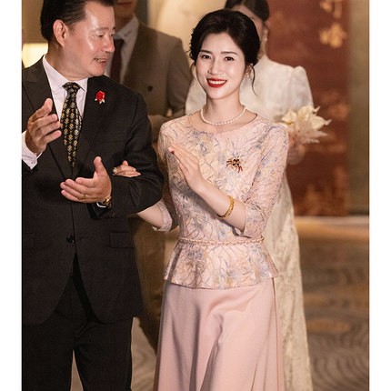 2025秋新款妈妈装婚宴蕾丝年轻洋气旗袍喜婆婆婚礼结婚小个子礼服