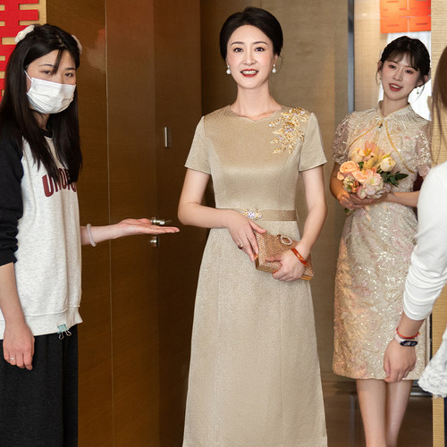 妈妈婚宴礼服旗袍裙香槟色喜服