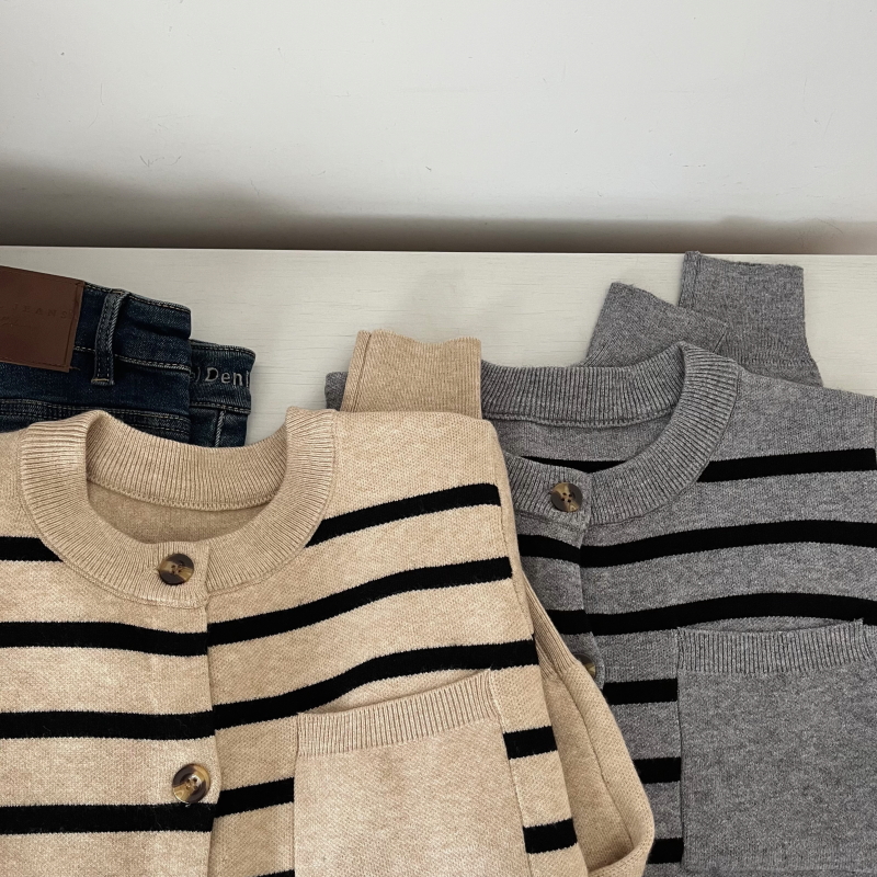 燕麦底色黑条纹小个子短款开衫