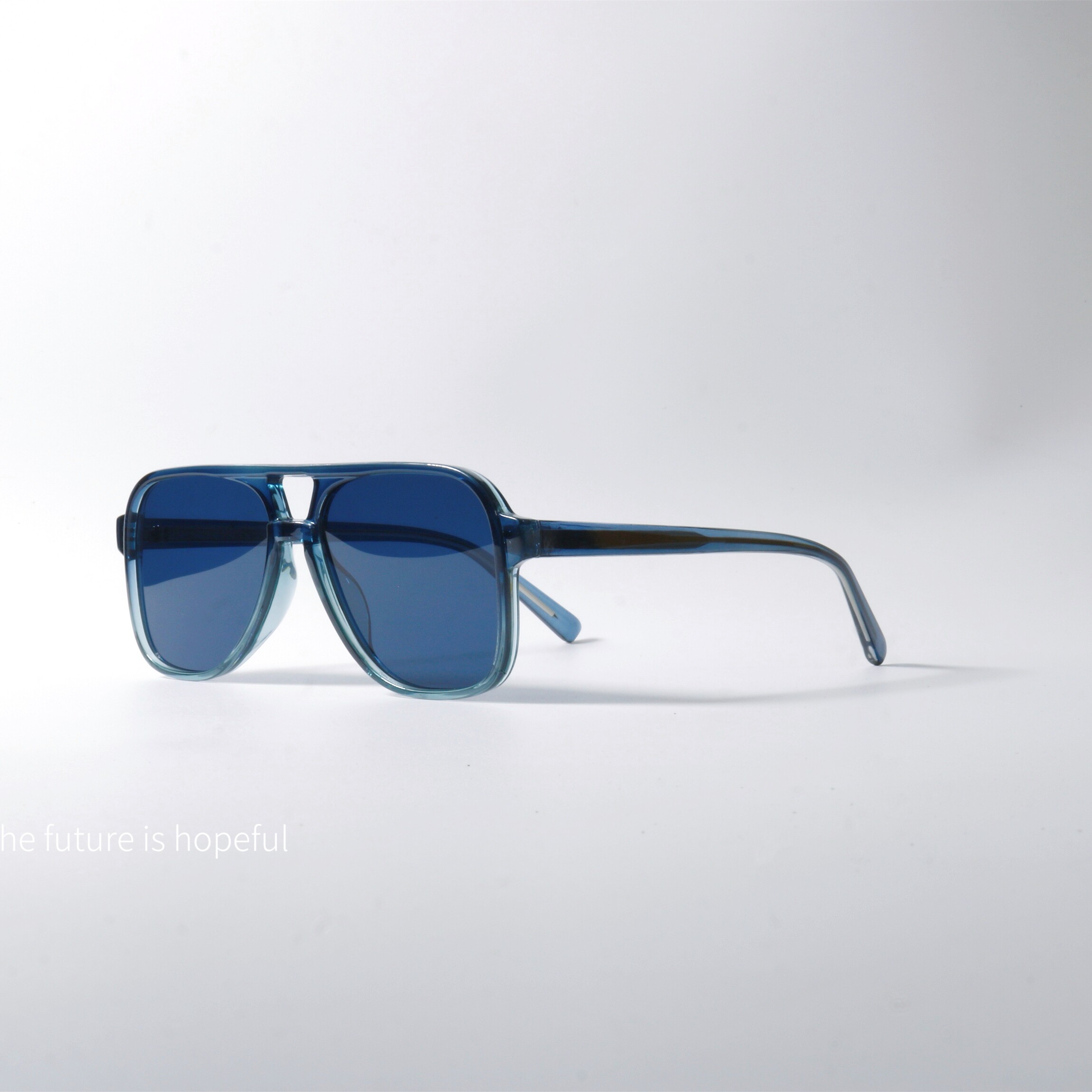 飞行员式深蓝色太阳眼镜