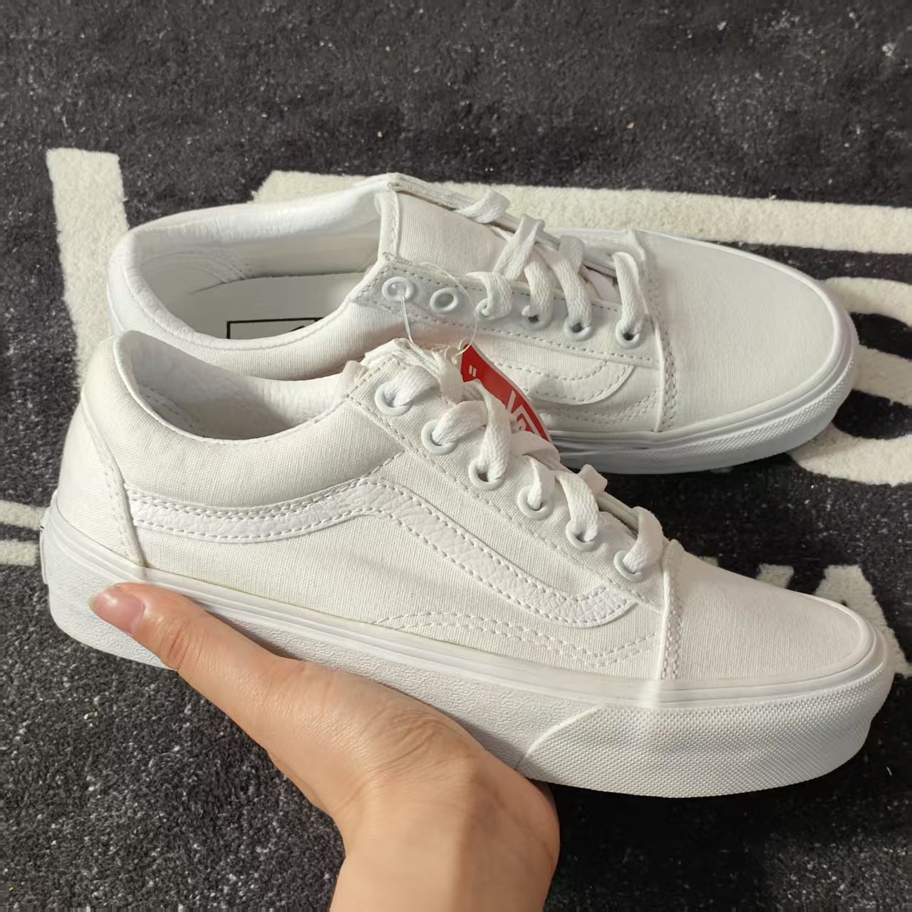 断码特价Vans Old Skool全白荔枝纹皮质低帮小白鞋VN000D3HW00