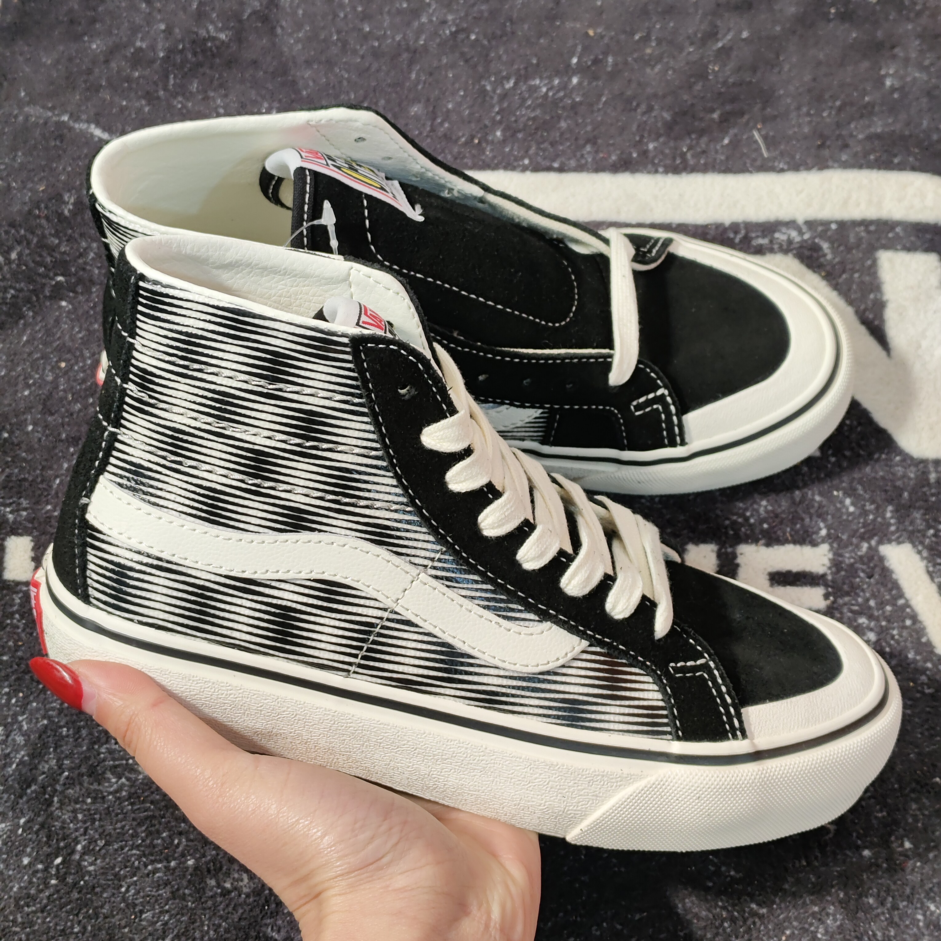 Vans Sk8-Hi 138 Decon黑白条纹高帮板鞋 VN0A3MV1WOJ