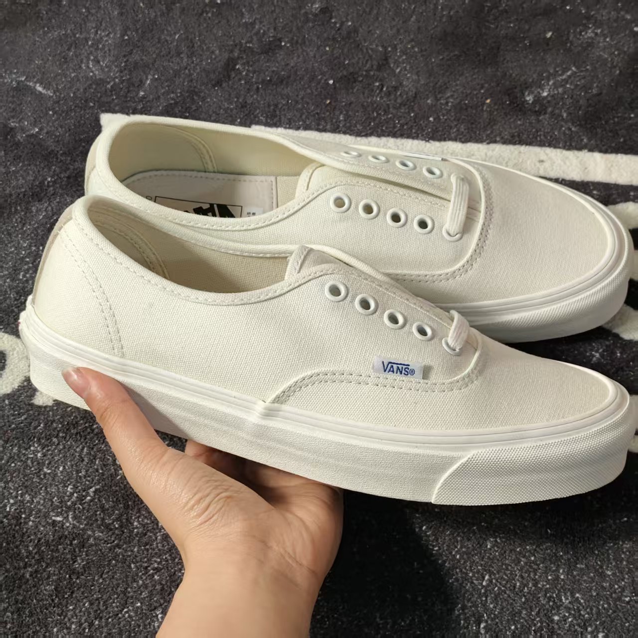 Vans米白Authentic无鞋带帆布鞋简约纯白低帮休闲板鞋VN000UDDIAV