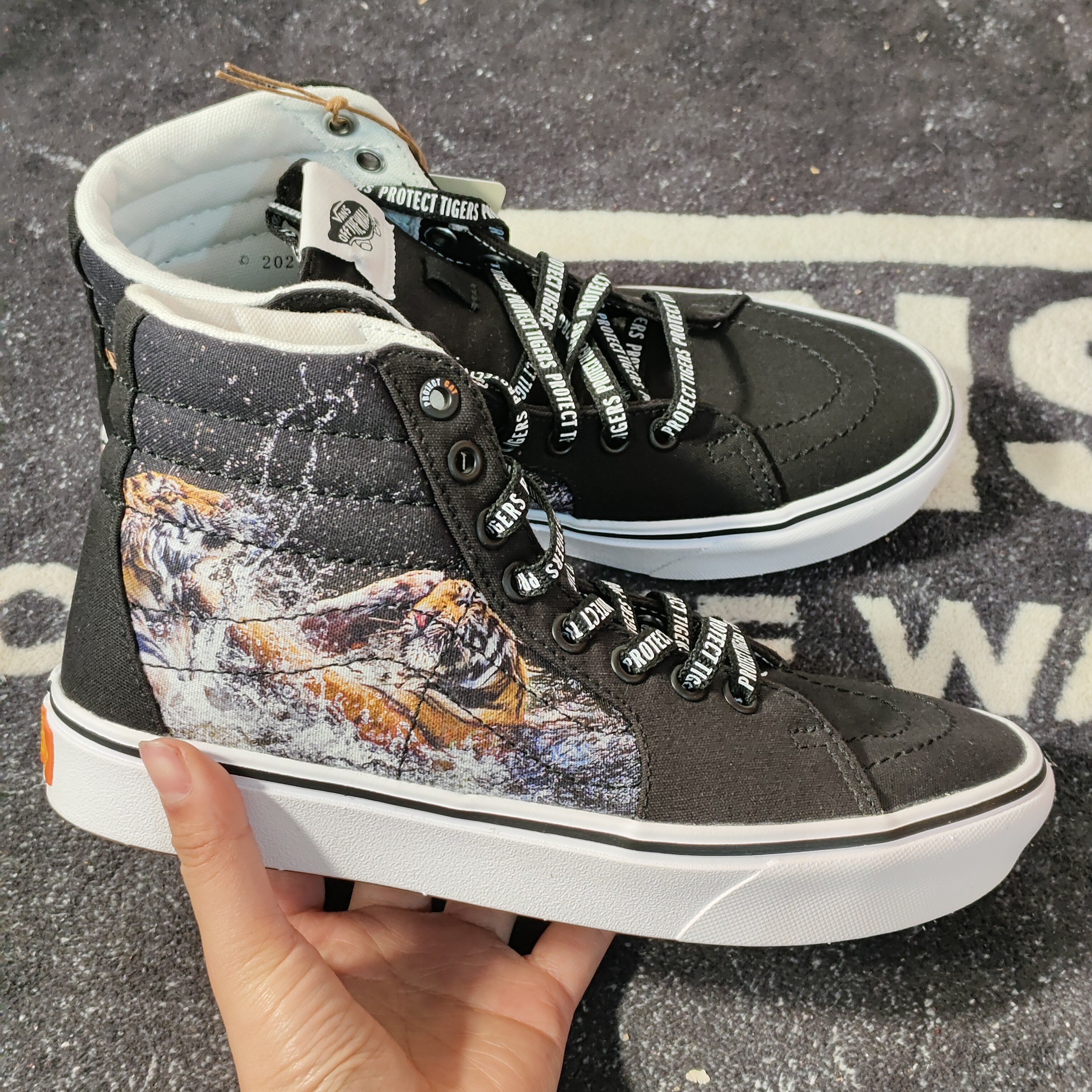 Vans x Discovery Sk8-Hi老虎印花高帮休闲鞋 VN0A3WMB9EF