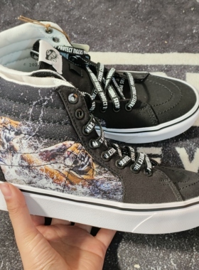 Vans x Discovery Sk8-Hi老虎印花高帮休闲鞋 VN0A3WMB9EF