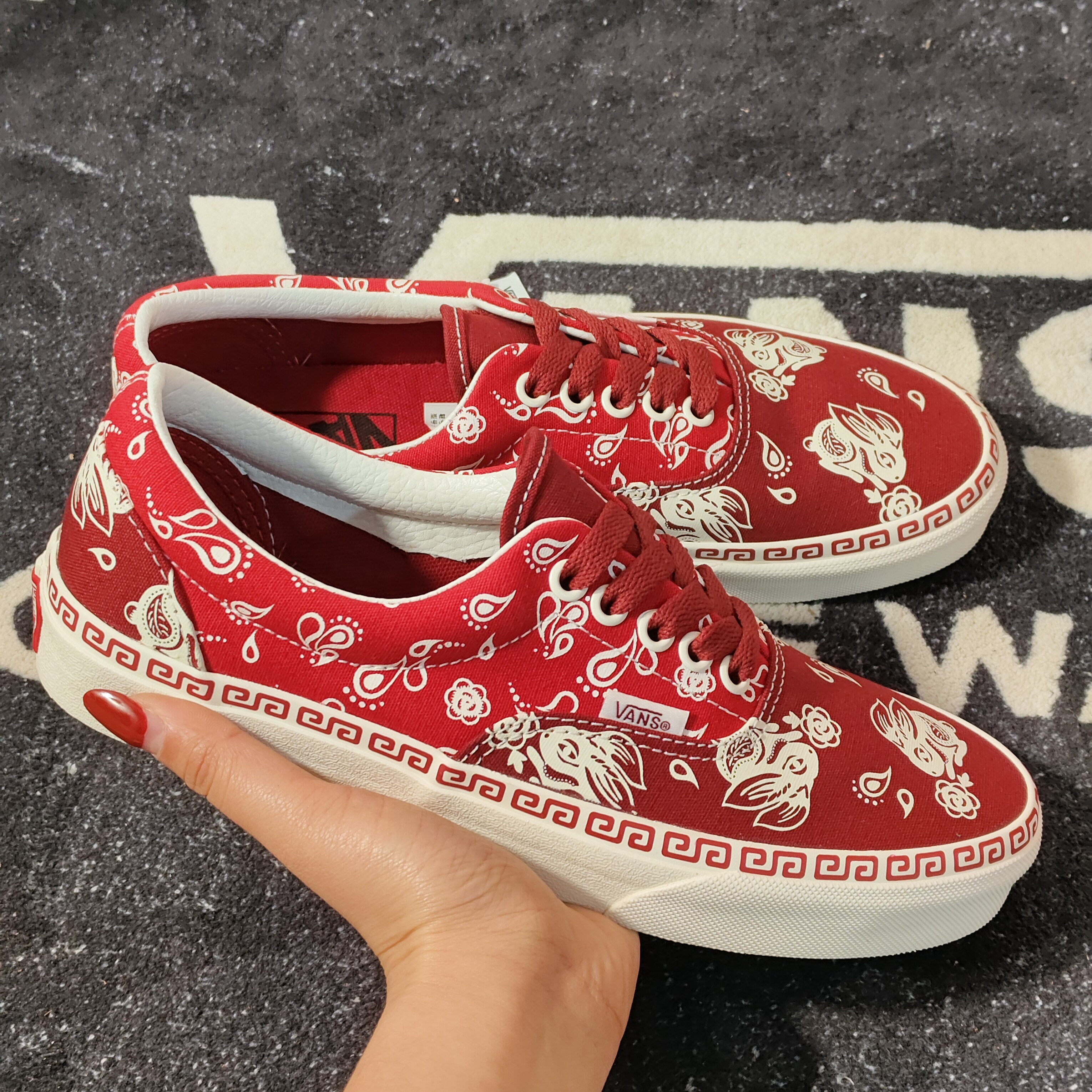 Vans Era兔年限定红腰果花低帮休闲板鞋 VN0005UERED