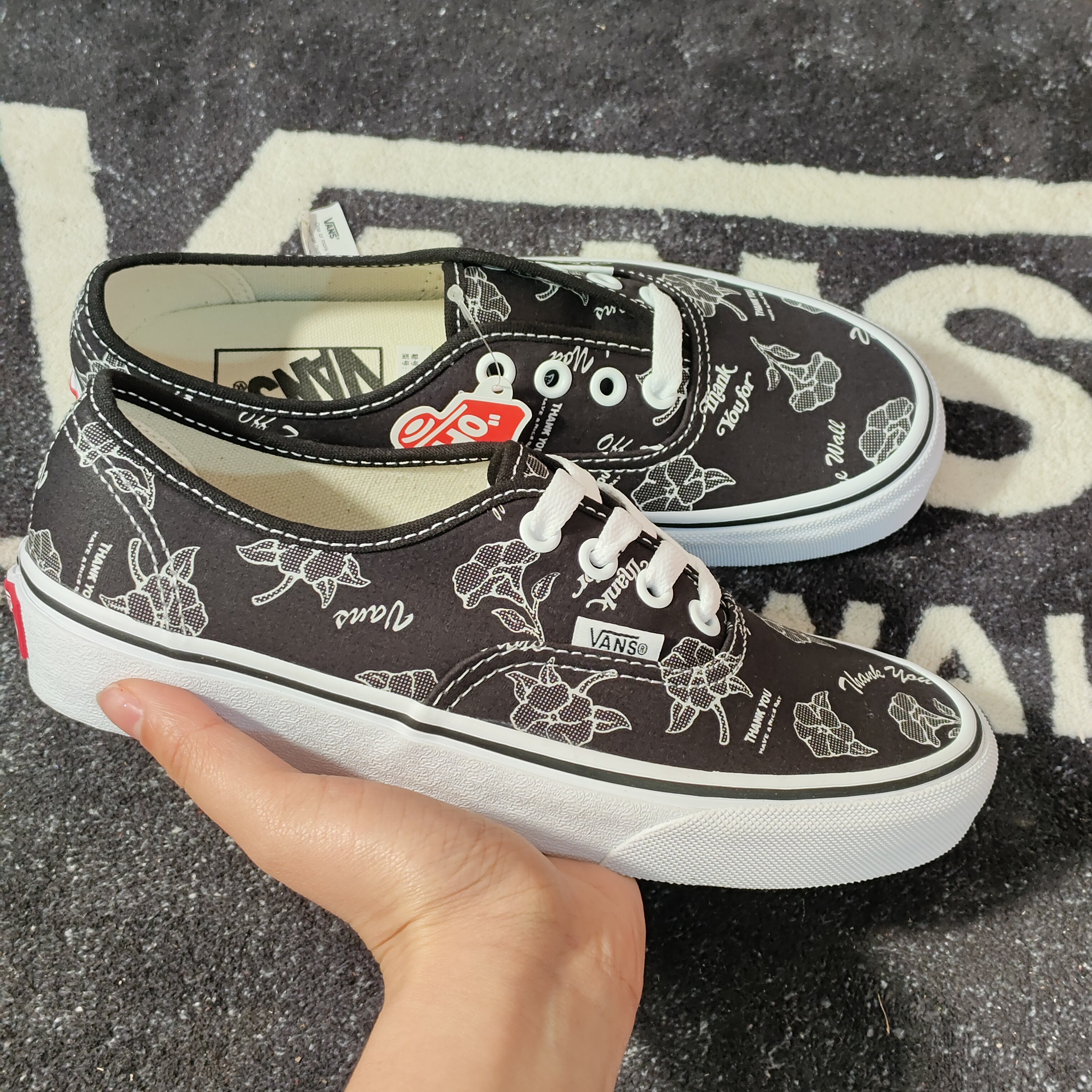 Vans Authentic 黑底白花低帮帆布鞋 VN0A2Z5I19J