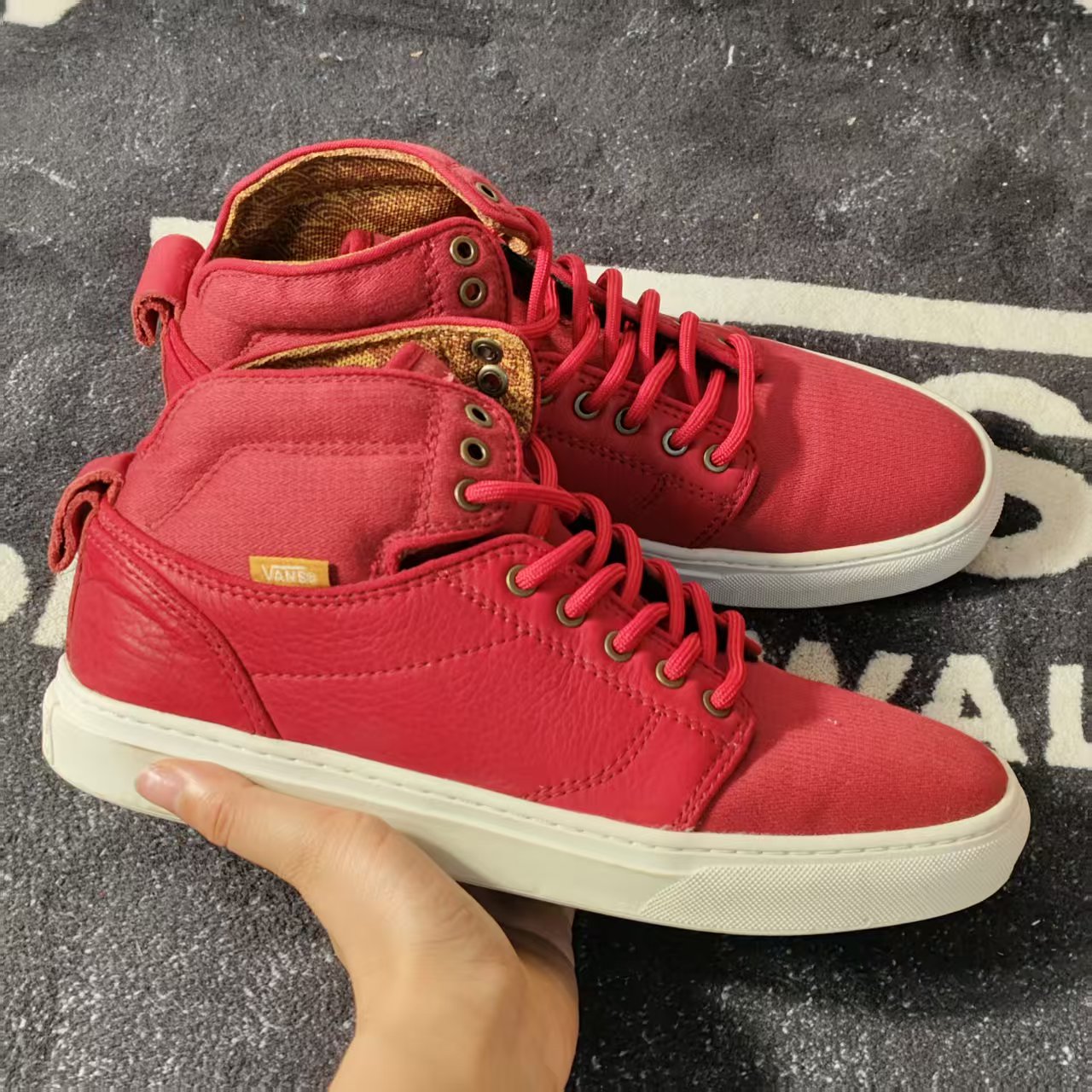 Vans红色皮布拼接高帮工装鞋男女复古耐磨休闲滑板鞋VN000VNBFGK