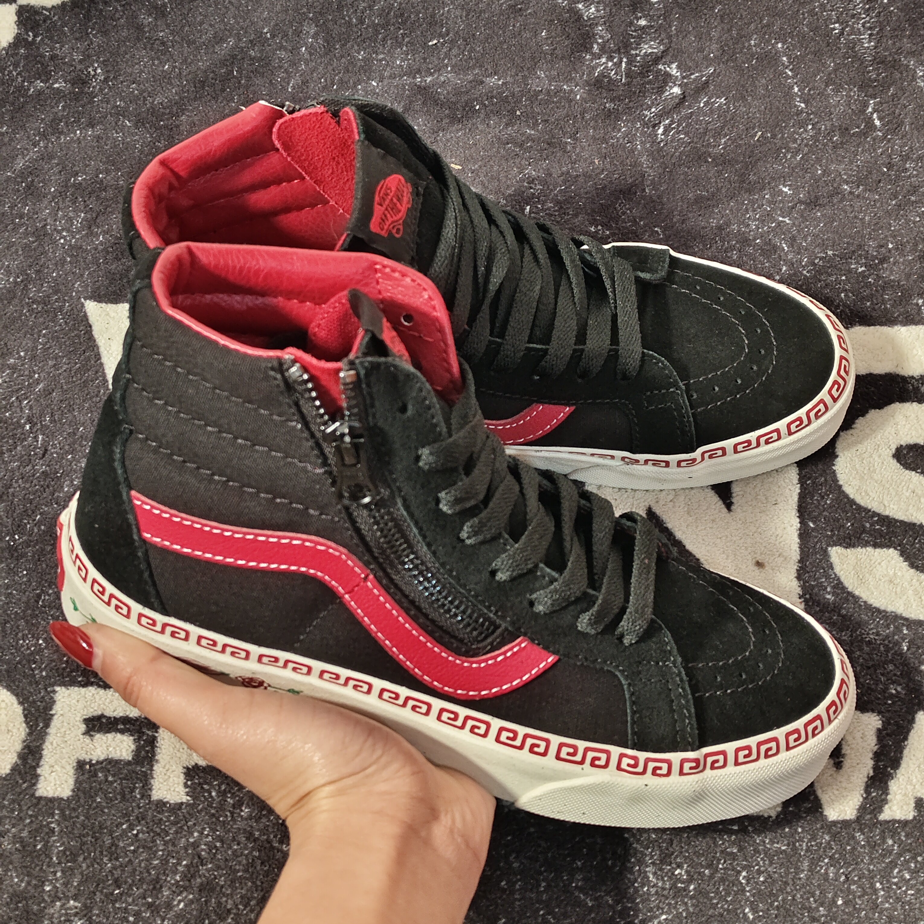 Vans Sk8-Hi 侧拉链高帮板鞋黑红复古回纹印花休闲鞋VN0007NZBLK