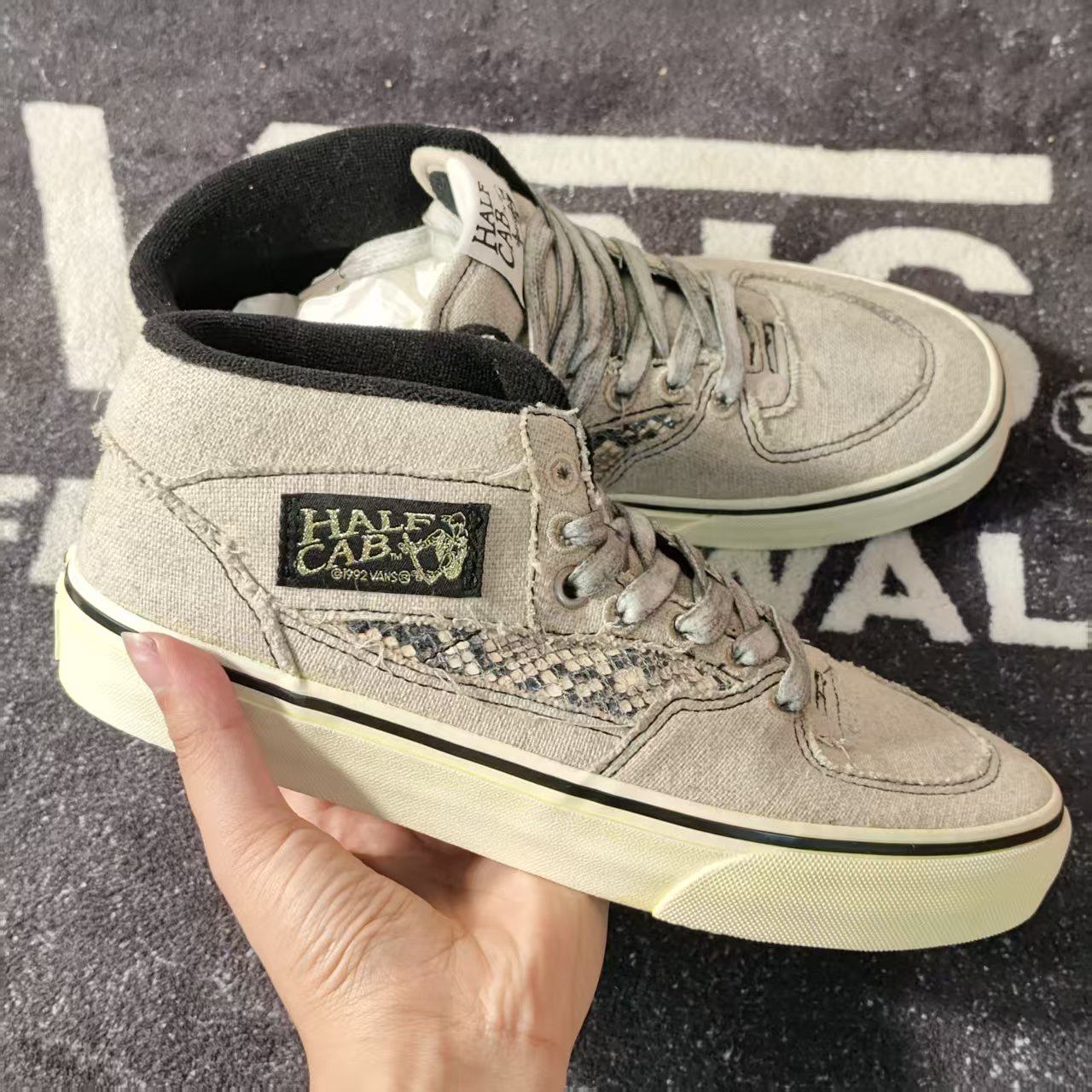 断码特价Vans Half Cab米灰做旧蛇纹拼接中帮帆布鞋VN000CMUEBS
