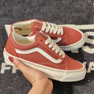 Vans Old Skool 酒红麂皮复古低帮休闲板鞋 VN000CY2DKR
