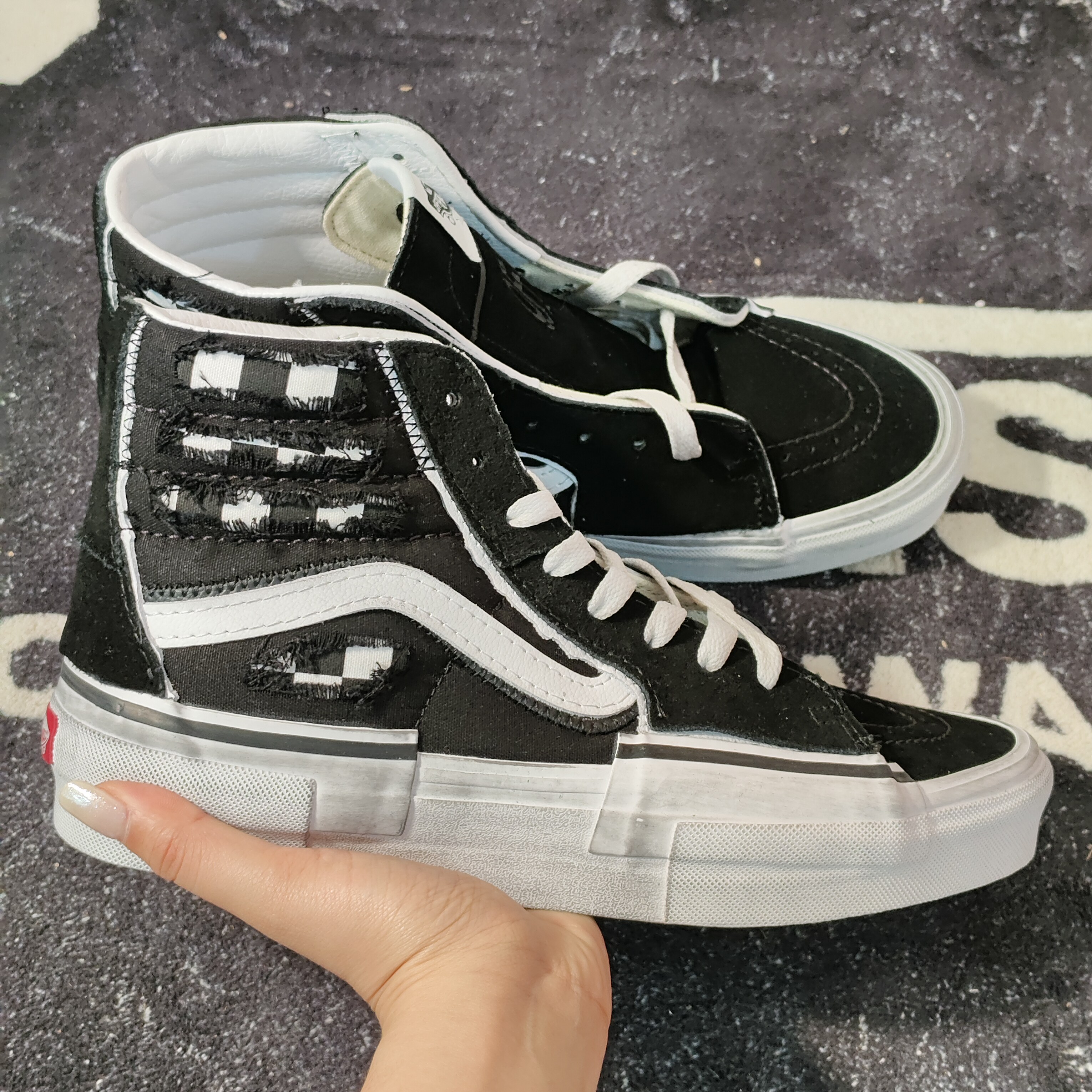 Vans Sk8-Hi解构黑白带毛边棋盘格高帮板鞋 VN0005UKBP7