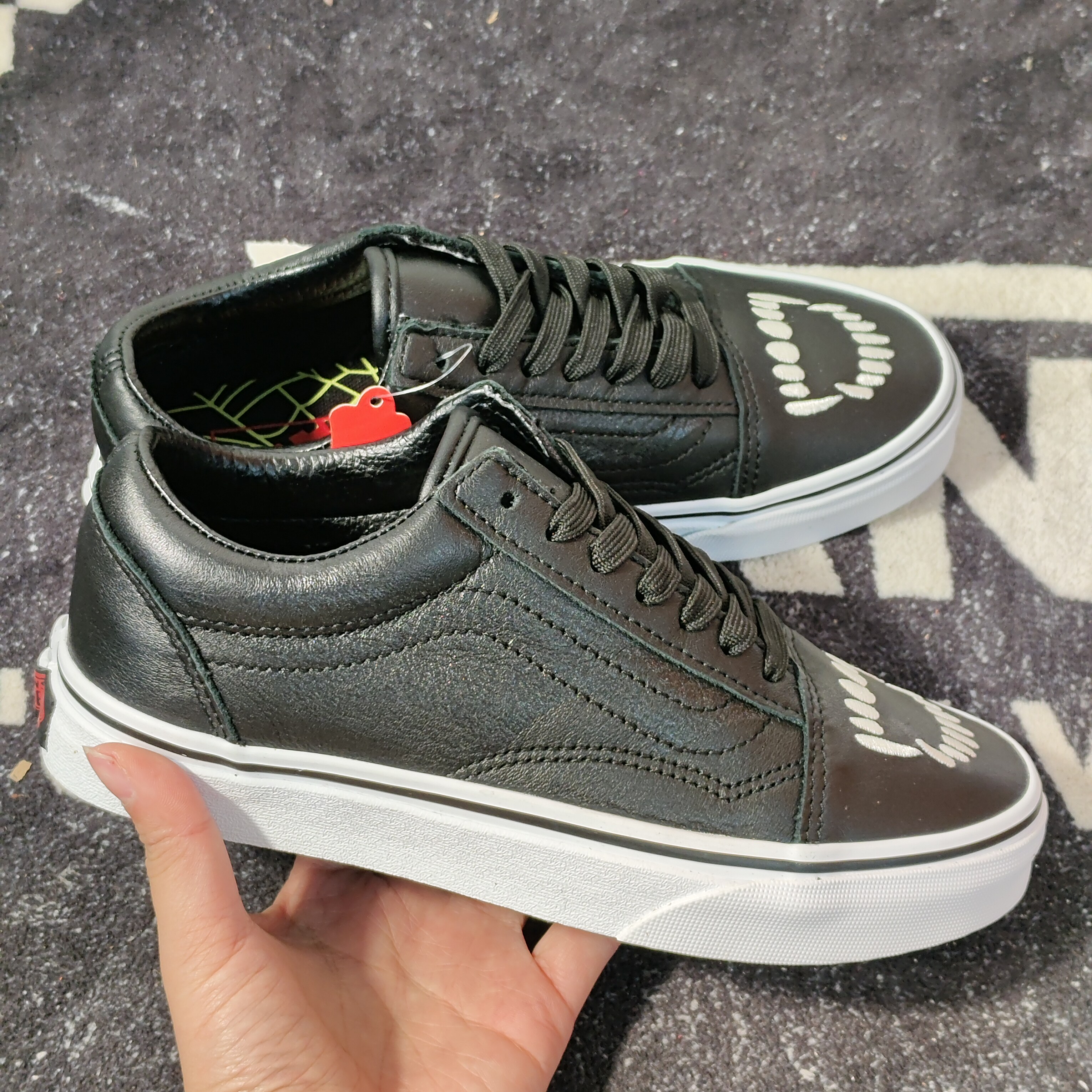 Vans Old Skool黑色皮质吸血鬼牙印花低帮休闲板鞋VN0A5KRF8MD