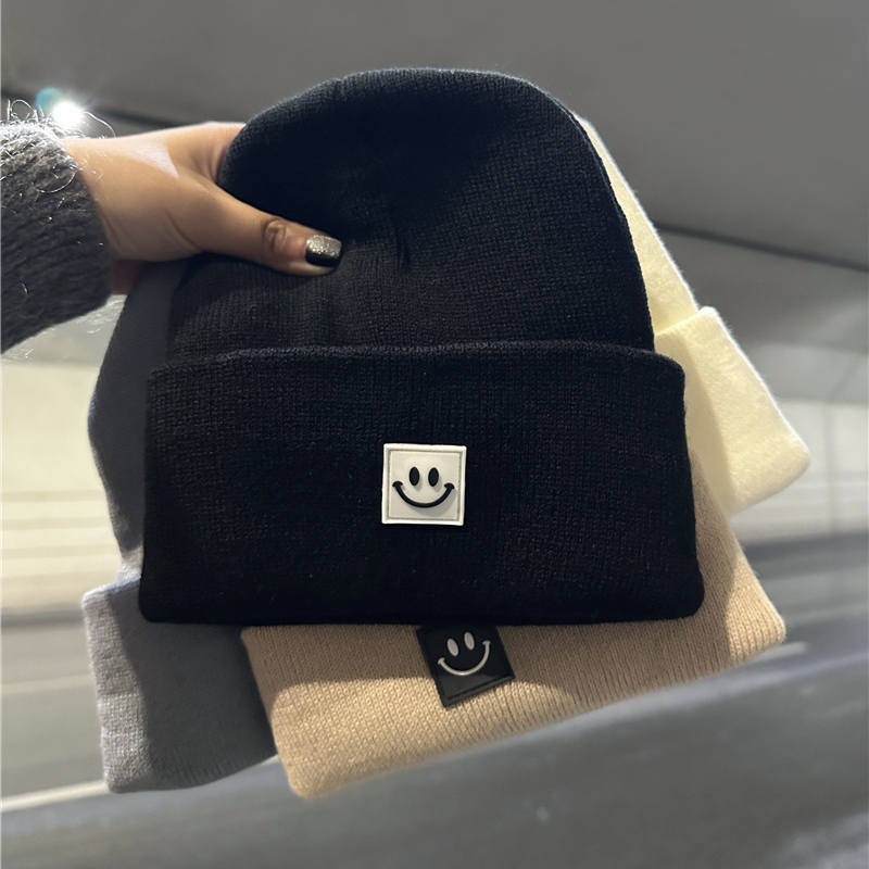 笑脸标毛线帽子秋冬纯色针织帽
