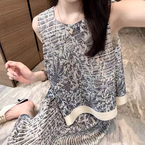三宅褶青花瓷无袖上衣加青花瓷半裙女装新款时尚