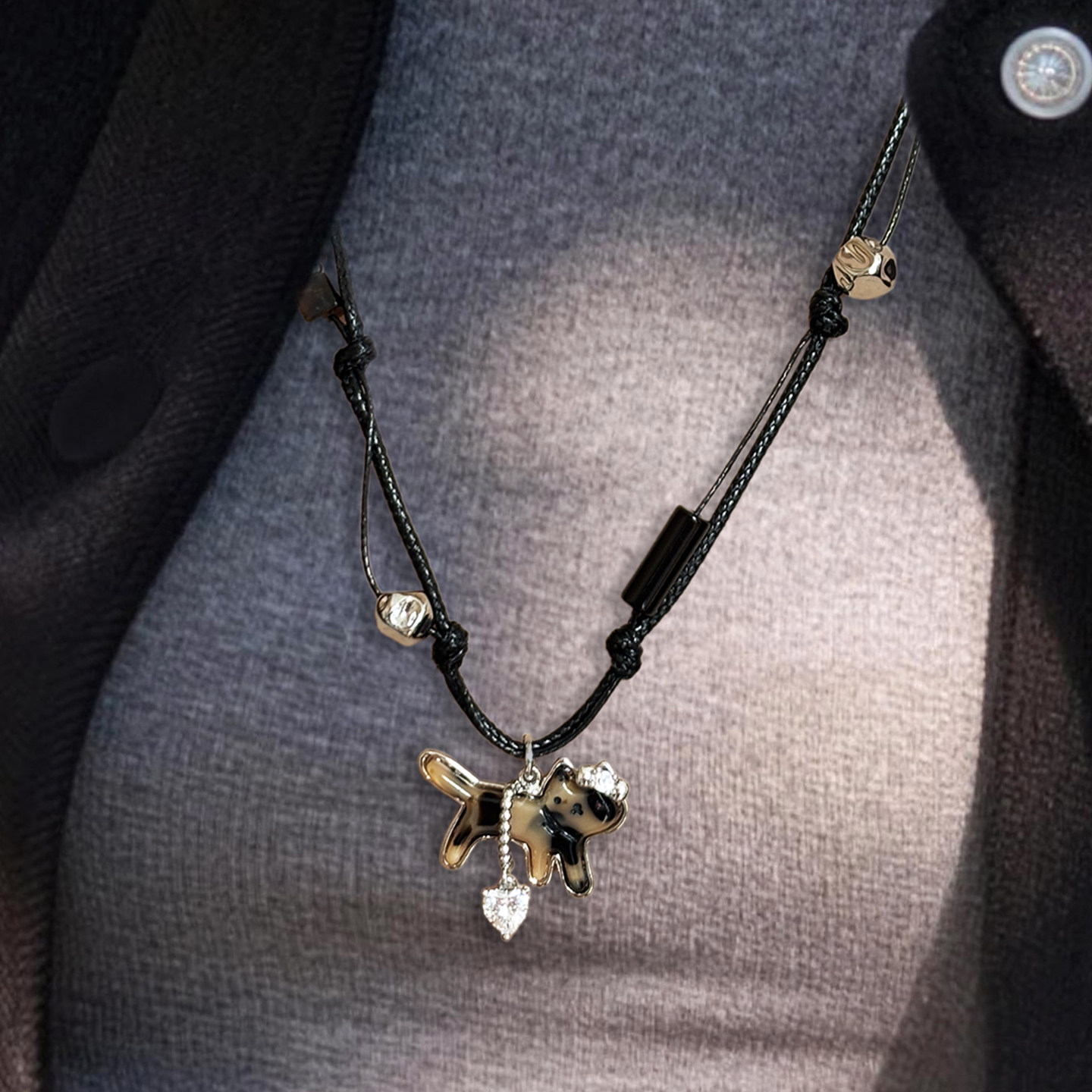 可调节黑色皮绳项链女豹纹小猫吊坠配饰2026新款虎眼石毛衣链长款