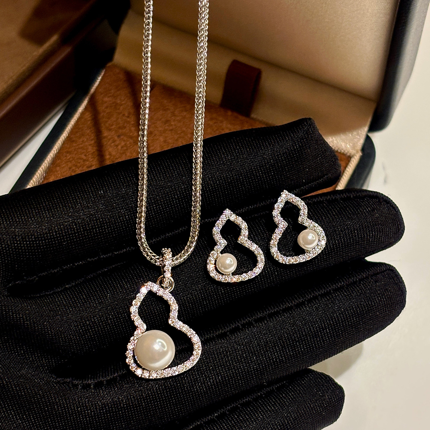 爆闪葫芦吊坠钻石珍珠项链女款配饰高级感轻奢小众长款毛衣链颈链