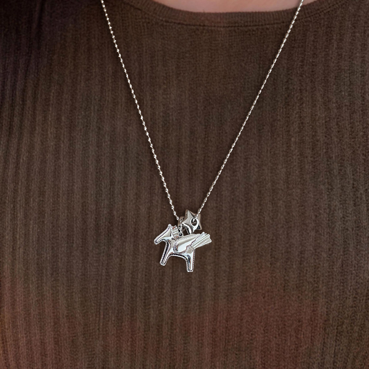 韩系银色小马吊坠项链女2026新款精致高级感长款本命年锁骨毛衣链