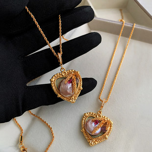 粉色巴洛克珍珠项链女复古小众高级感吊坠2026新款秋冬中古毛衣链