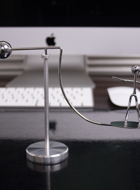 不倒翁翁小铁人惯性桌面动态平衡摆件杠杆办公室客厅物理直播间