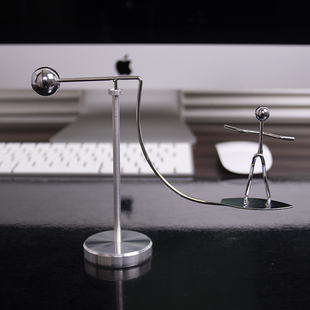 不倒翁翁小铁人惯性桌面动态平衡摆件杠杆办公室客厅物理直播间