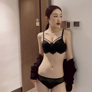 小胸聚拢显胸绑带内衣女性感蕾丝加厚上托无钢圈收副乳文胸套装