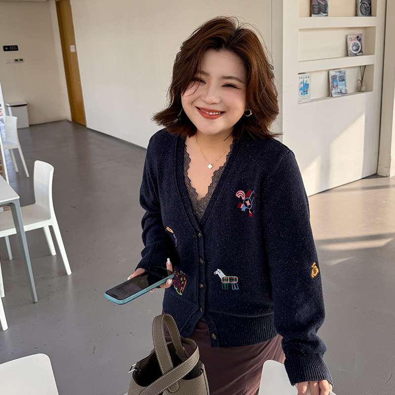 胖mm马年刺绣针织开衫木子理想大码女装冬季简约气质V领毛衣200斤