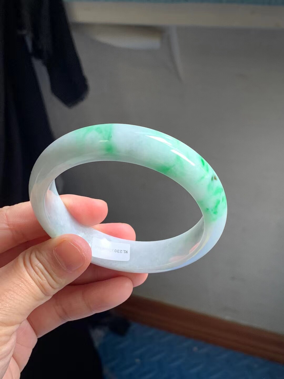 天然缅甸翡翠手镯A货58尺寸白底青阳绿飘花冰糯水润细腻性价比高