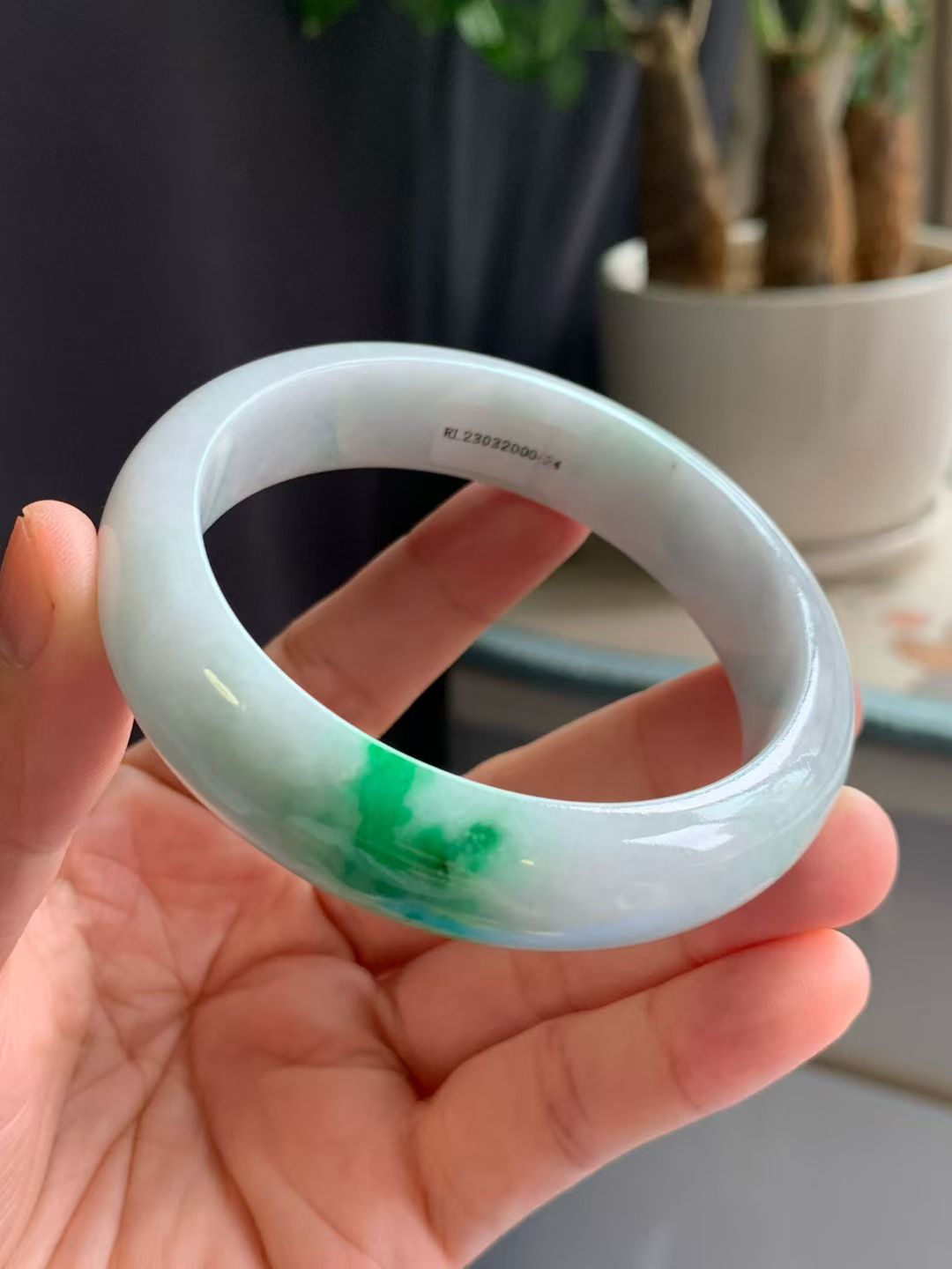 天然缅甸翡翠手镯A货58尺寸宽14.6厚8.3白底青辣阳绿飘花福利正品