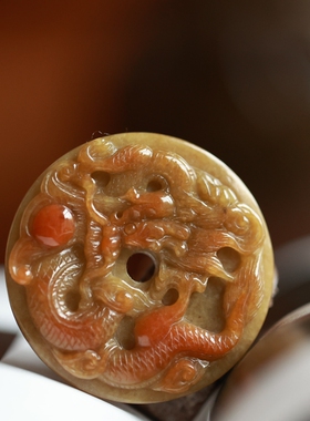 泼墨。老坑A货老翡翠   双龙戏珠 精工雕 圆牌/玉佩  证全（原3千