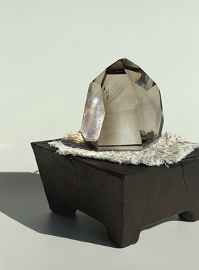 天然茶色水晶烟晶能量原石香樟木托盘书房案头客厅玄关办公室摆件