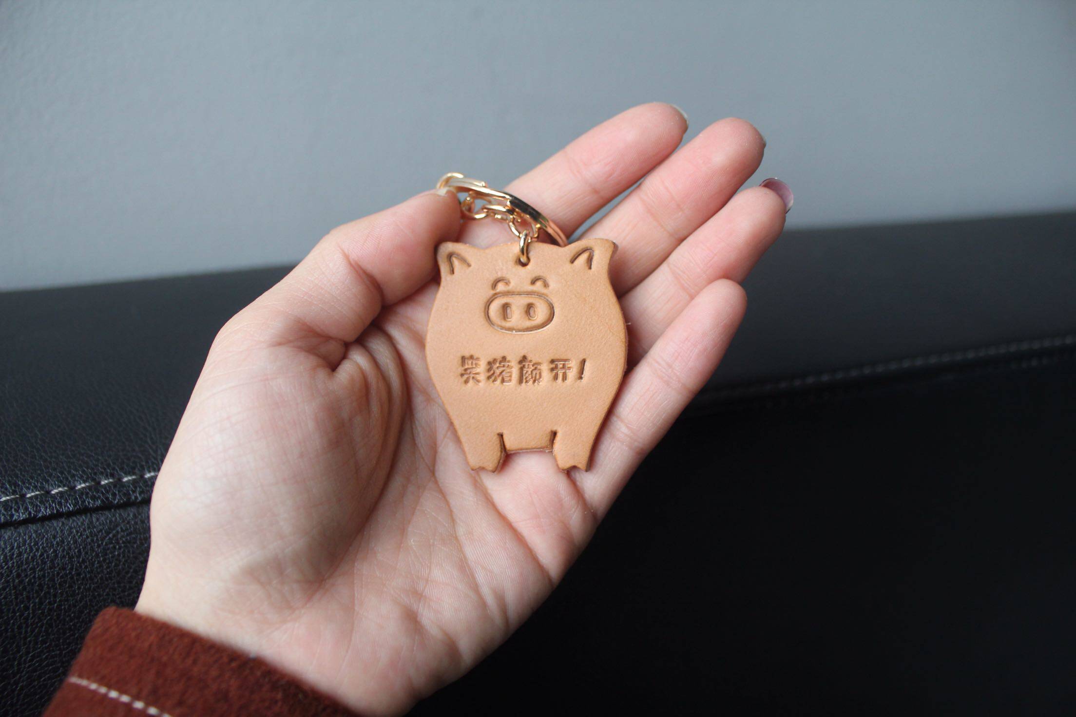猪年大吉伴手礼植鞣革手工制作钥匙挂件新款特惠原创可爱礼品在类目 服饰配件/皮带/帽子/围巾, 鞋包/皮带配件, 包配件, 包挂件中 - 来自Buy2taobao.com提供专业的淘宝代购服务