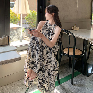 水墨画国风挂脖吊带连衣裙女2025新款夏季独特漂亮海边度假风长裙图片