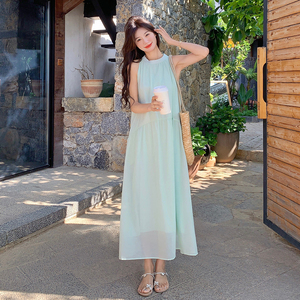 小清新绿色挂脖无袖连衣裙女2025夏季新款海边度假风宽松休闲长裙图片