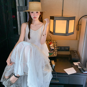 白色荷叶边吊带连衣裙女2025年夏季新款韩版设计感海边度假长裙子图片